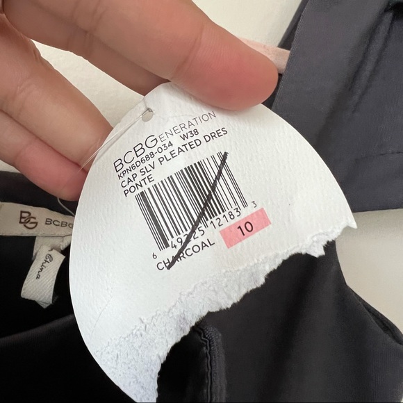 BCBGeneration NWT Gray Ponte Cap Sleeve Pleated Dress Cocktail Sheath Size 10 - Picture 4 of 7